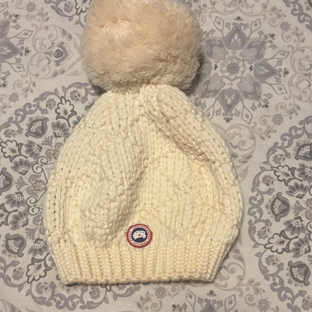 Canada goose Cozy Cream Knit Pom-Pom Beanie NWOT